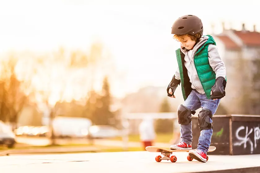 Junge auf Skateboard